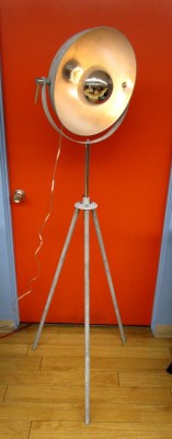 ALUMINUM TRIPOD LAMP