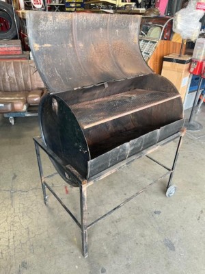 ROLLING 30 GALLON BBQ DRUM