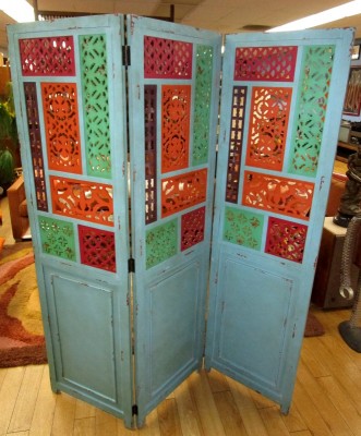 ROOM DIVIDER