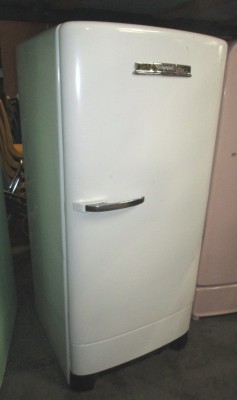HOT POINT FRIDGE WHITE