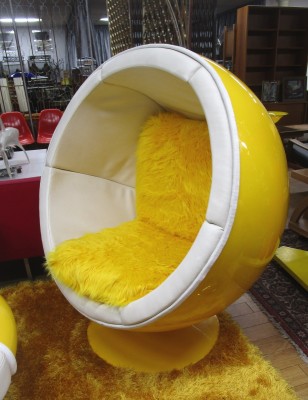 *YELLOW AND WHITE BALL CHAIR