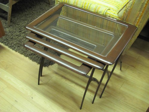 NESTING TABLES