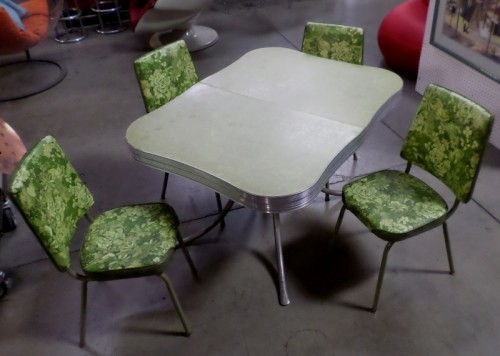 KITCHENETTE TABLE 