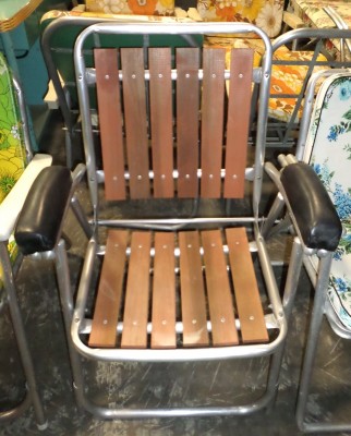 FOLDING WOOD SLAT LAWN CHAIR