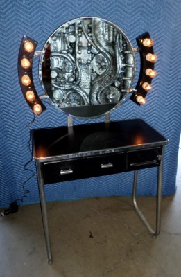 DECO MAKE UP TABLE