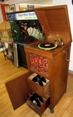 VICTROLA/GRAMOPHONE 